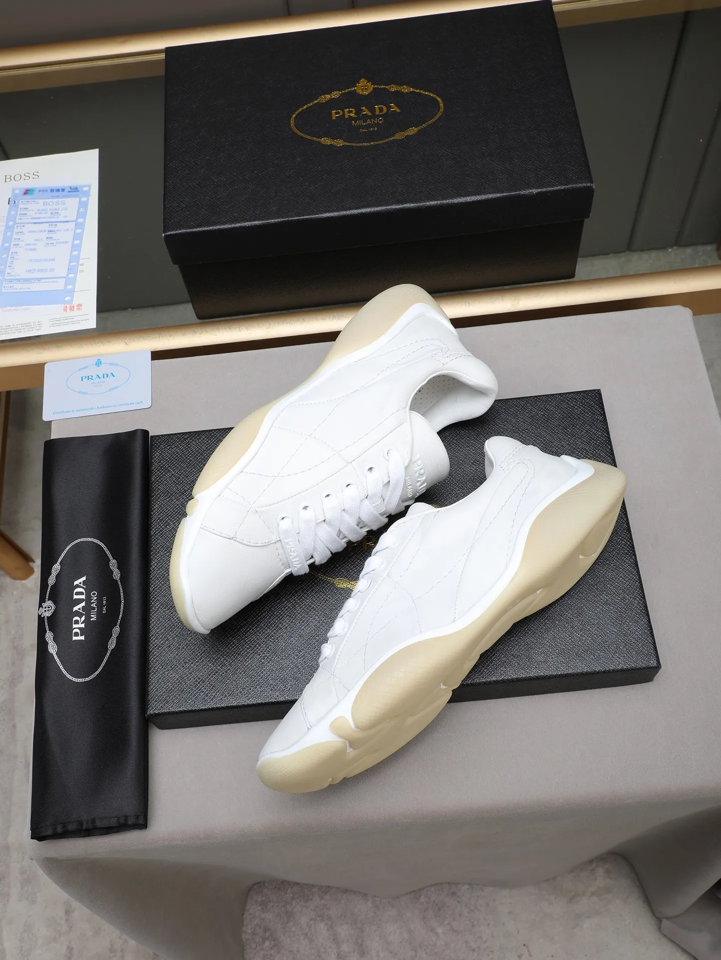 Men's Men's Shoes 💰700 Prada/Prada 1:1 men's casual shoes combine comfort with sophisticated and innovative design. The latest model features a sporty silhouette with visible topstitching that echoes the dynamic lines of the original. Inspired by driving shoes, this sneaker uses a soft and even cow upper, with a light and flexible rubber sole with a concave and convex pattern pattern, giving the sneaker a light appearance and smoothness. The upper is equipped with sports-style stitching, the tongue and laces are injection molded with Epoxy logo, sheep lining and cow foot pads, TPU ultra-light outsole, the upper foot is soft and comfortable, light and breathable! Code:38-39-40-41-42-43-44 (45 customized)
